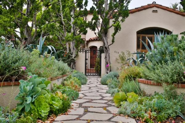 homeguide-lawn-service-trimming-hedges-and-bushes
